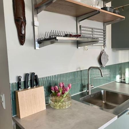 Newly Built Bright Apartment, Close To Everything If You Want To Visit Stockholm, You Will Find The Perfect Accommodation Here! Ferry Line 80 Makes It Very Convenient And Easy To Get To The City Center Nacka Buitenkant foto