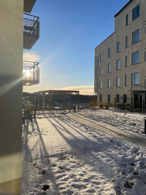 Newly Built Bright Apartment, Close To Everything If You Want To Visit Stockholm, You Will Find The Perfect Accommodation Here! Ferry Line 80 Makes It Very Convenient And Easy To Get To The City Center Nacka Buitenkant foto