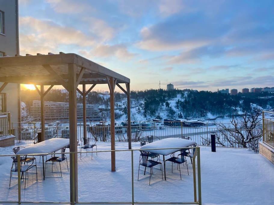 Newly Built Bright Apartment, Close To Everything If You Want To Visit Stockholm, You Will Find The Perfect Accommodation Here! Ferry Line 80 Makes It Very Convenient And Easy To Get To The City Center Nacka Buitenkant foto