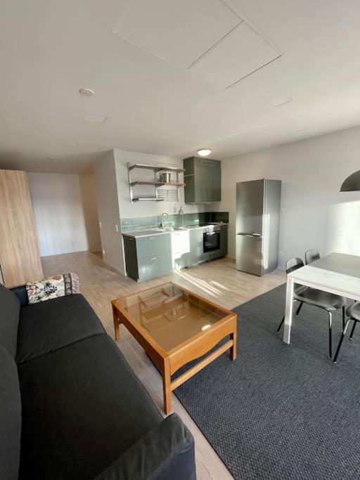 Newly Built Bright Apartment, Close To Everything If You Want To Visit Stockholm, You Will Find The Perfect Accommodation Here! Ferry Line 80 Makes It Very Convenient And Easy To Get To The City Center Nacka Buitenkant foto