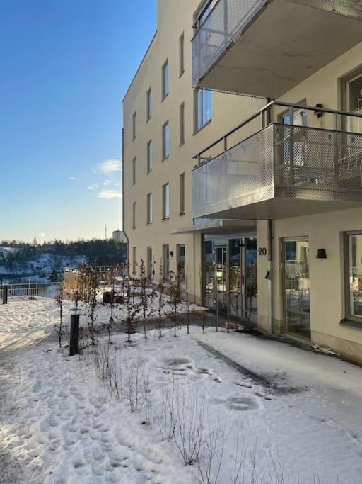 Newly Built Bright Apartment, Close To Everything If You Want To Visit Stockholm, You Will Find The Perfect Accommodation Here! Ferry Line 80 Makes It Very Convenient And Easy To Get To The City Center Nacka Buitenkant foto