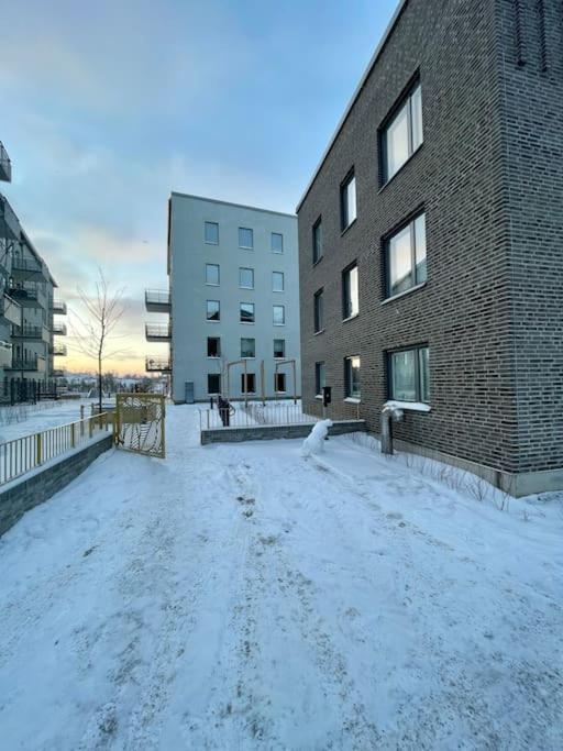 Newly Built Bright Apartment, Close To Everything If You Want To Visit Stockholm, You Will Find The Perfect Accommodation Here! Ferry Line 80 Makes It Very Convenient And Easy To Get To The City Center Nacka Buitenkant foto