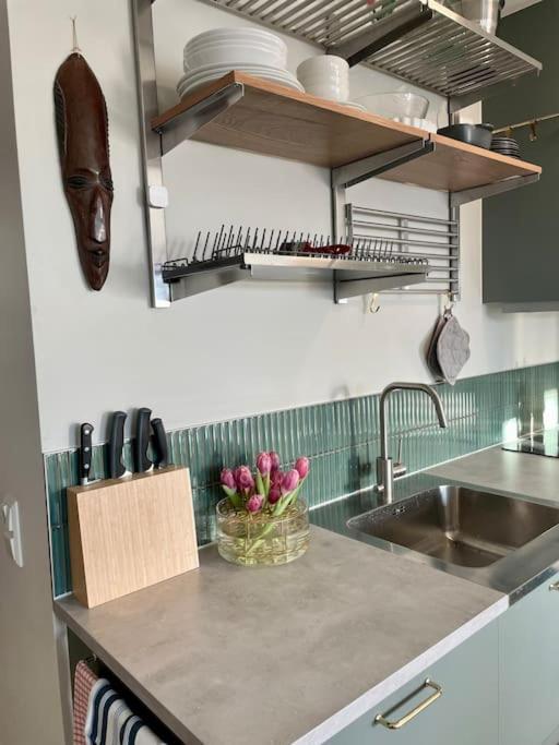 Newly Built Bright Apartment, Close To Everything If You Want To Visit Stockholm, You Will Find The Perfect Accommodation Here! Ferry Line 80 Makes It Very Convenient And Easy To Get To The City Center Nacka Buitenkant foto